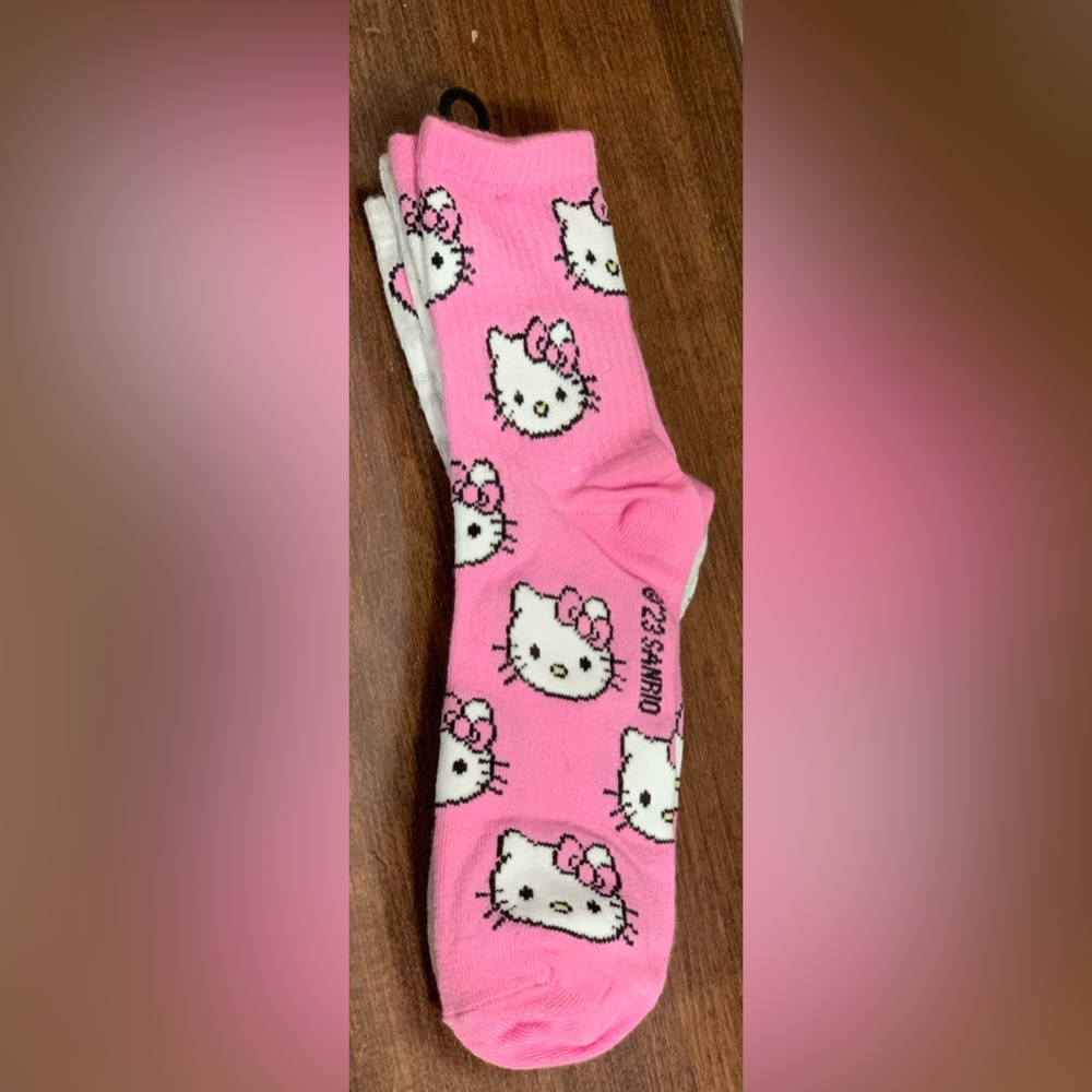 2 Pk Hello Kitty Crew Socks - Picture 4 of 7